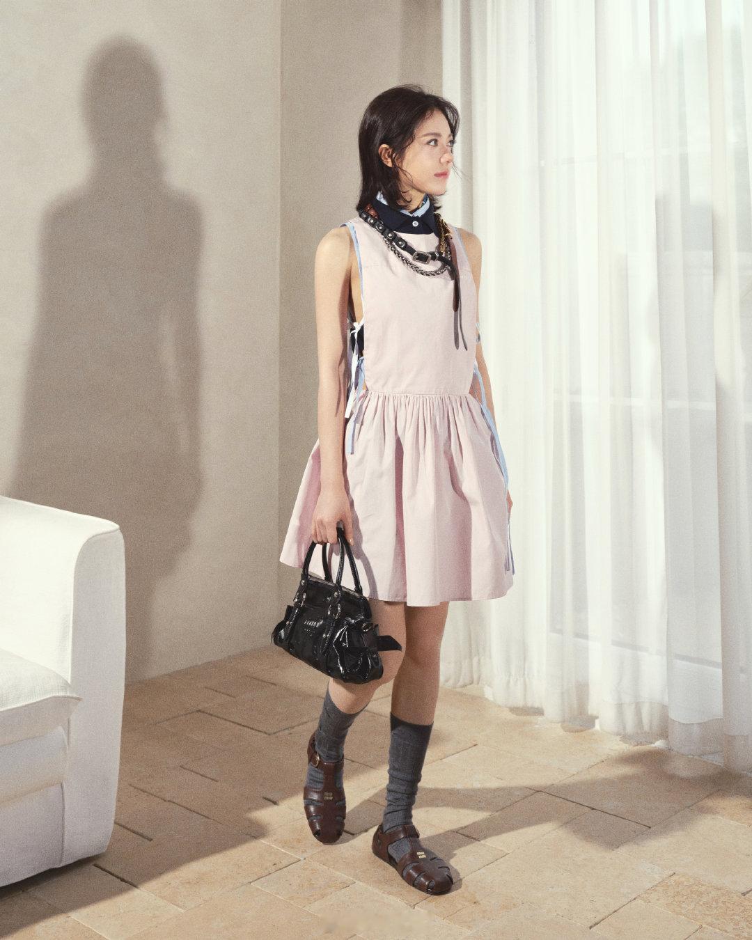 赵今麦 × Miu Miu品牌大使 𝑀𝑖𝑢 𝑀𝑖𝑢 新片，手提 Ri