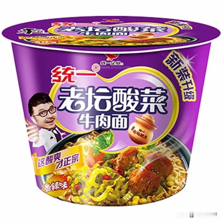 晚上加完班往家走，刚到小区门口就看见个穿睡衣的姑娘蹲在那儿，头发乱糟糟的。我琢磨