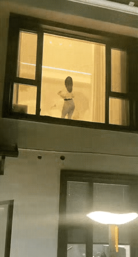 美女开播了，直播间人满为患，楼下也是人挤人女孩直播间 创业女人开直播 女孩直播间