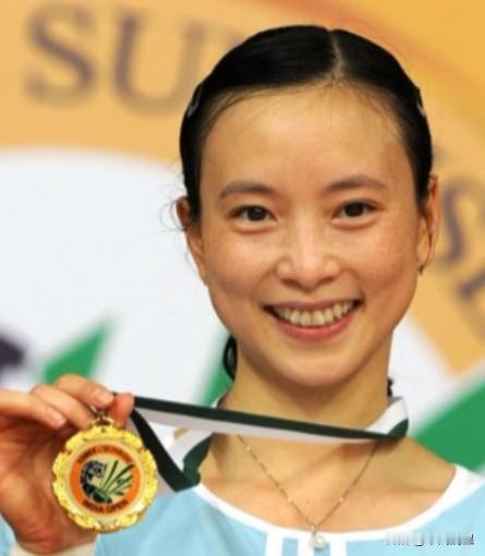 [微风]1999年，四川一女孩拿到世界冠军后，被教练踢出国家队。谁知4年后，她加