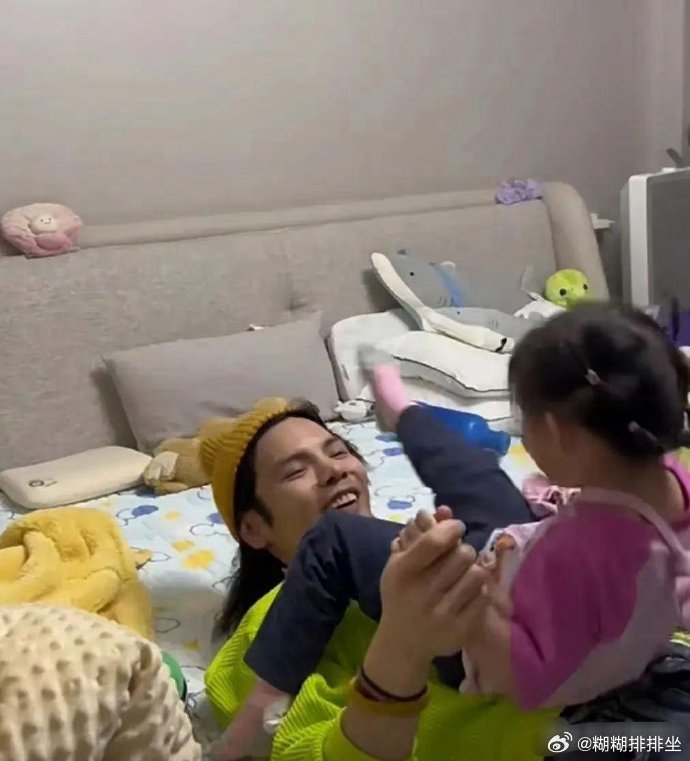 向佐每次自拍，家里都乱的一塌糊涂，有小孩儿的家里都这样吗[doge] ​ ​ ​