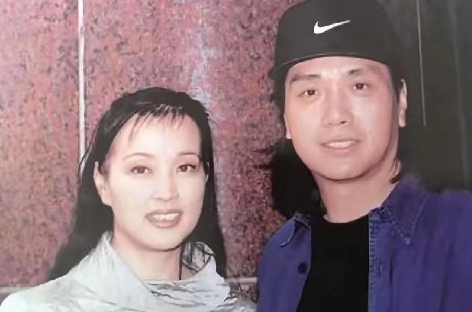 谁还记得这张旧合照？是热恋时期的刘晓庆与港星伍卫国。
当年伍卫国正值事业巅峰，为