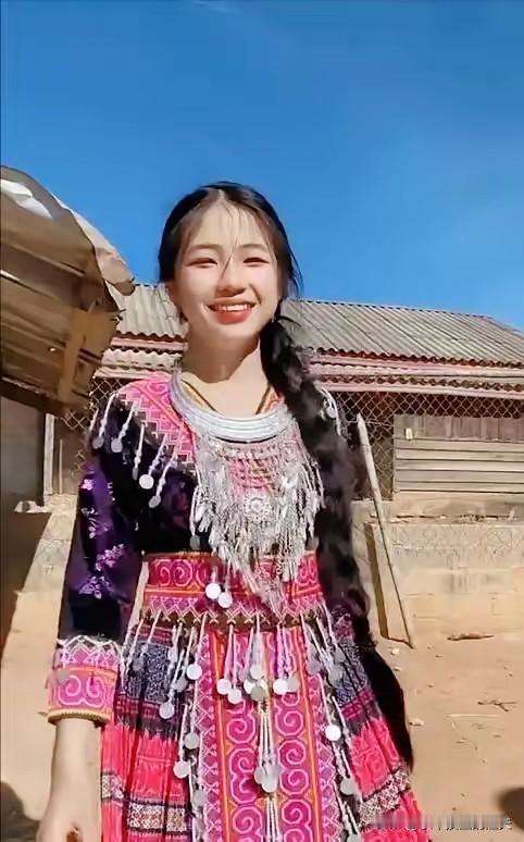 世界有个国家，满街都是汉字，还以为是在中国，美女都想嫁到中国。同样是受中国文化影