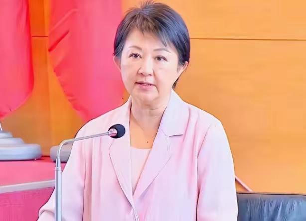 卢秀燕，弃“暗”投“明”！

装都不装了。台中市长卢秀燕最近在接受采访时，终于露