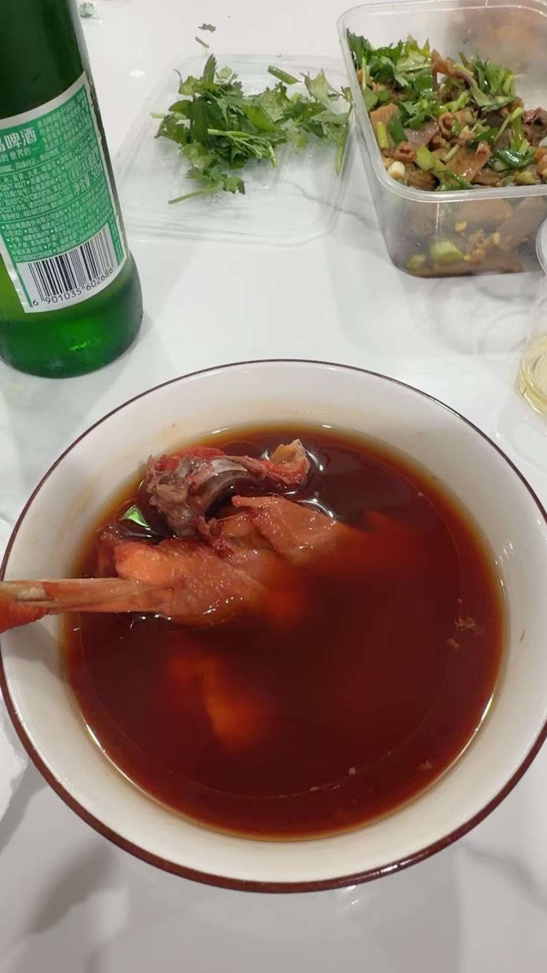 一碗热腾腾的红酒鸡汤，美味又暖胃。