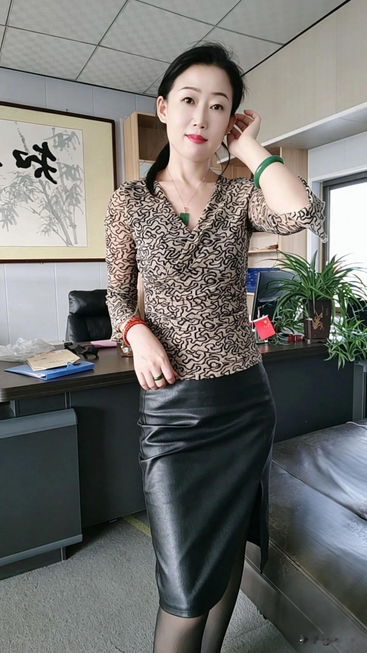 这位女士坐在沙发上，手托着下巴。