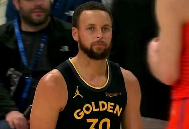 这球被吹恶意犯规，库里也是够无奈的。
回过来防守端又送一个三分犯规，并且同时被裁