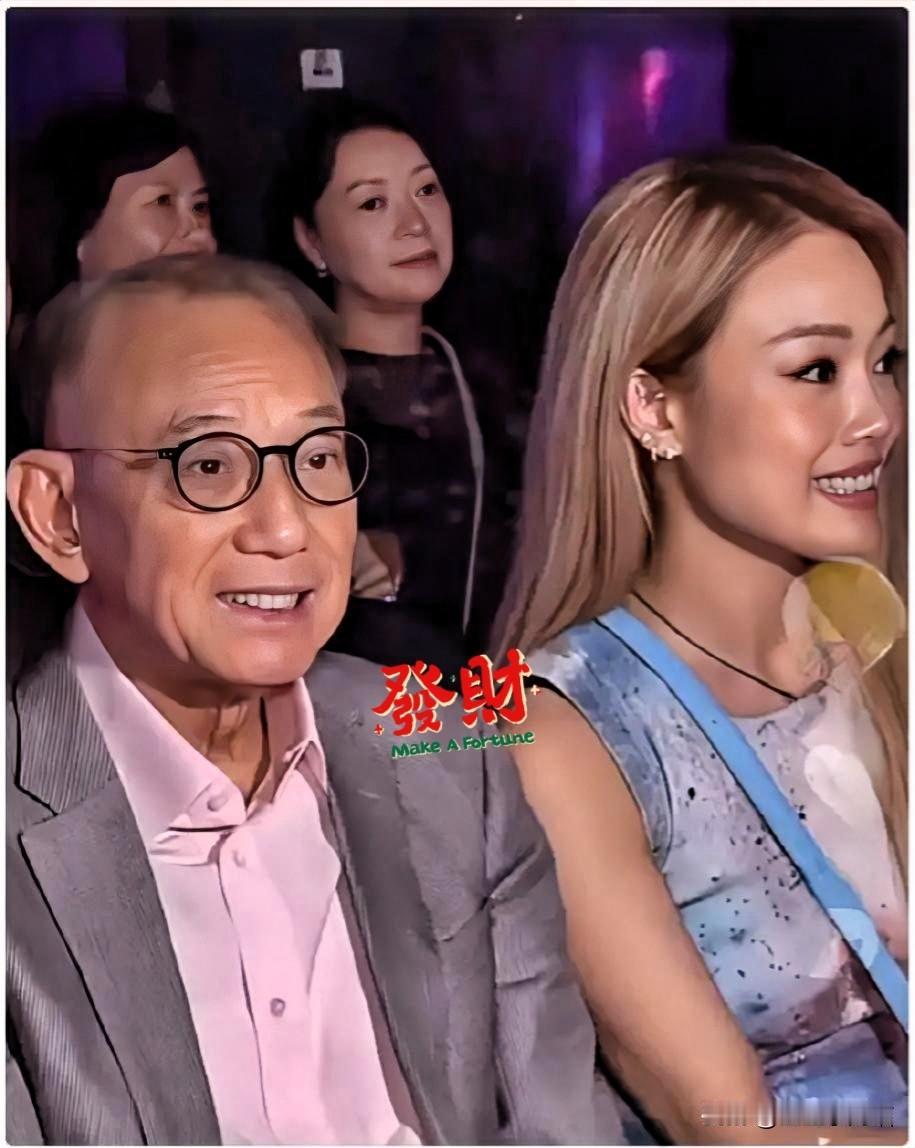 这下好了
不仅是香港，全国人民都知道了！
82岁的杨受成，45岁的容祖儿，

两