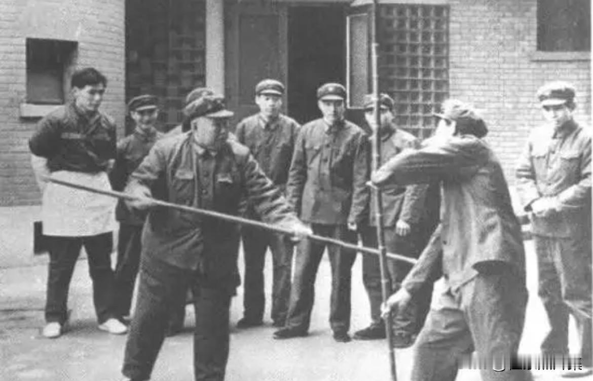 1981年3月，许世友将军在南京向身边工作人员传授棍术。许世友将军出身少林，8岁