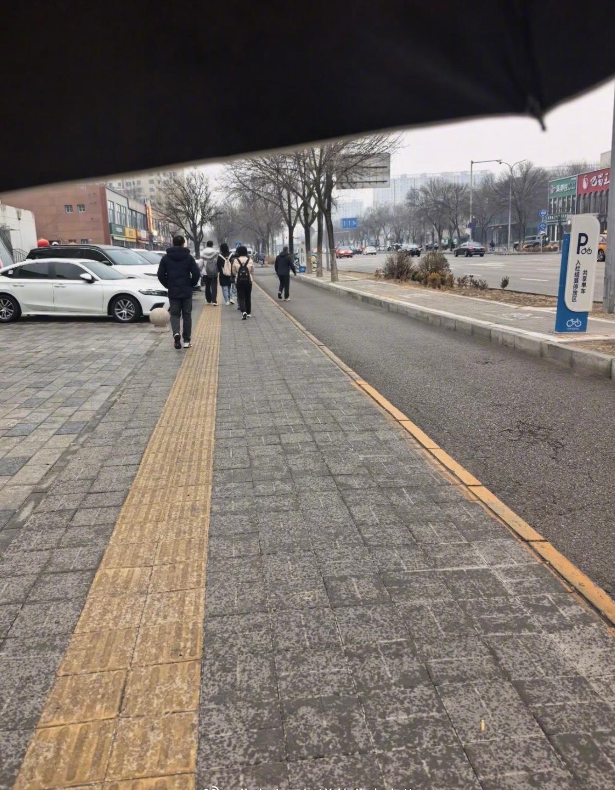 网友：北京下雨为什么没有人打伞？ ​​​