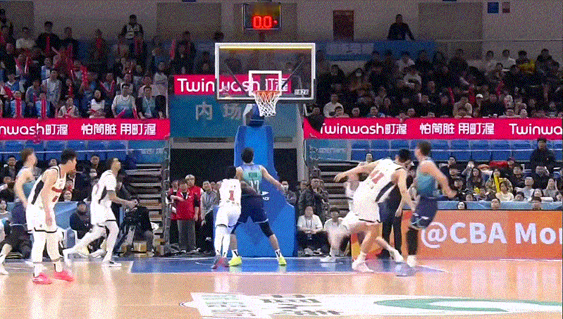 张皓嘉什么时候上来的？？大空位三分投不进，防守篮板也保护不了，这段时间看得头疼啊