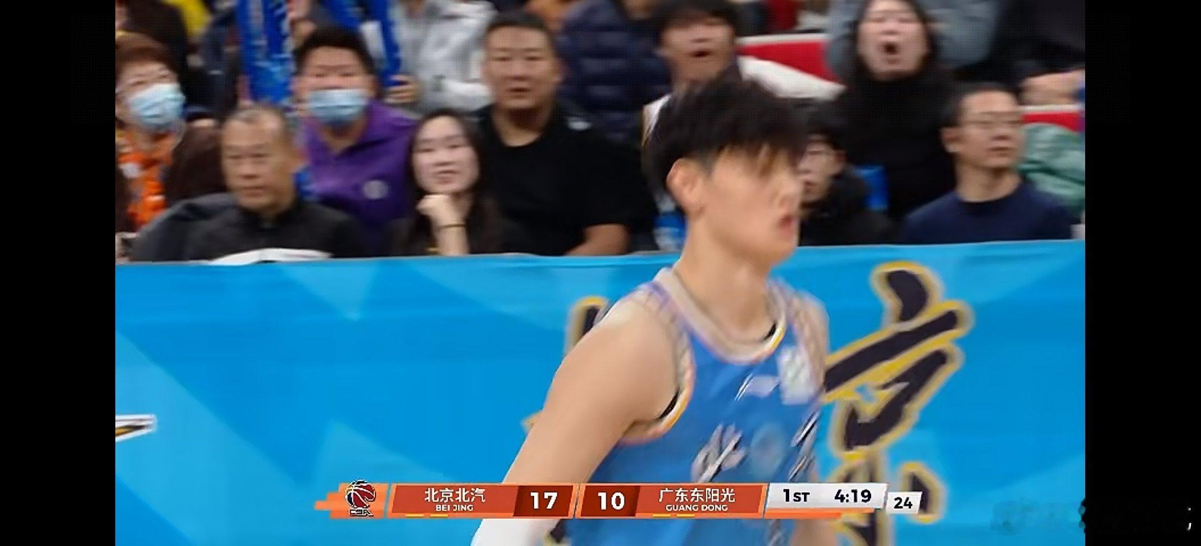 曾凡博一登场就命中一记三分球，真可以。北京男篮vs广东男篮cba