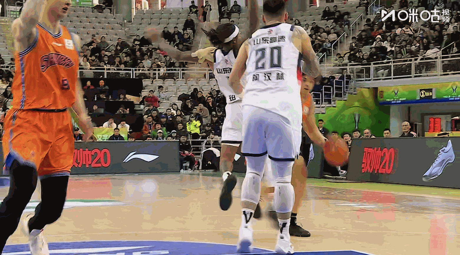 CBA俱乐部杯赛上海男篮vs山东男篮 大王，你头疼吗？
