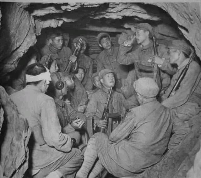 1951 年 5 月 27 日，180 师突围失败，15 名战士抢敌军物资挖山洞