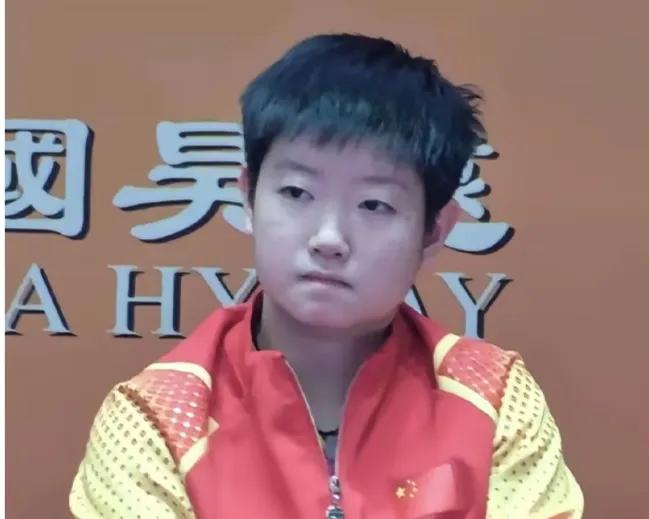 瞧咱们莎宝那无奈的小模样，面对挑战不是硬碰硬，而是在策略上巧妙周旋，于球与桌间施