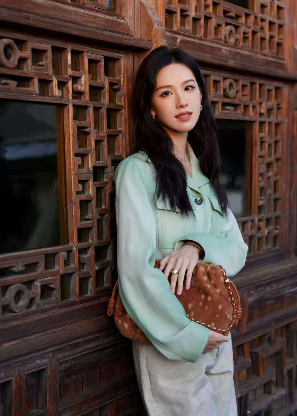 陈都灵置身自然园林陈都灵流动的盛宴陈都灵置身自然园林，哇塞， 