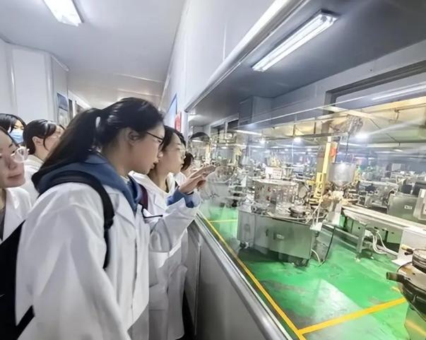 中央亮剑了，十五五规划直接把"遮羞布"扯了下来，5000万大学生，满大街的本科文