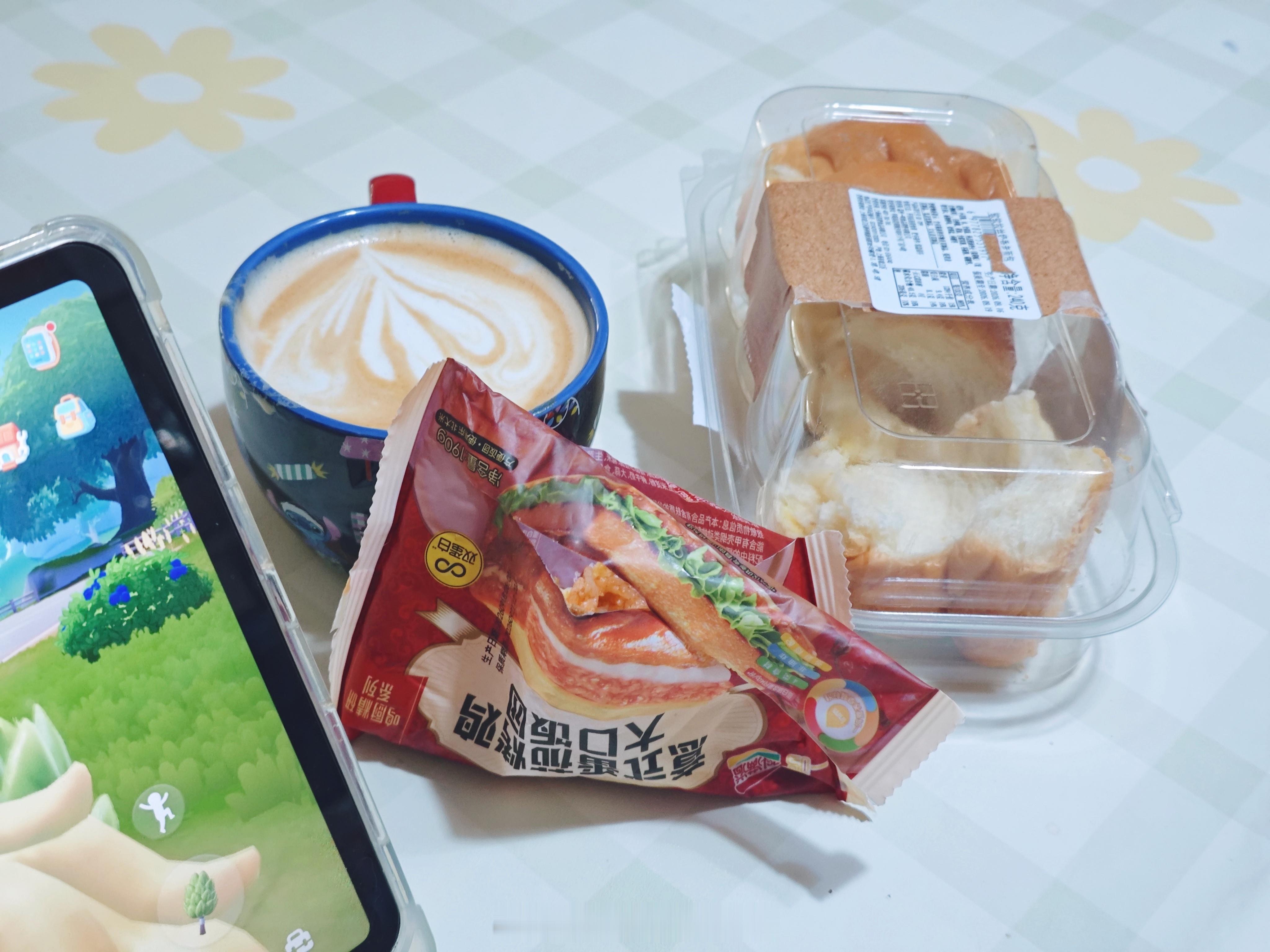 我给跳跳买了饭团跳跳:你吃吗？我给你留一半我:不用，你吃吧她:呜呜呜……妈妈，你