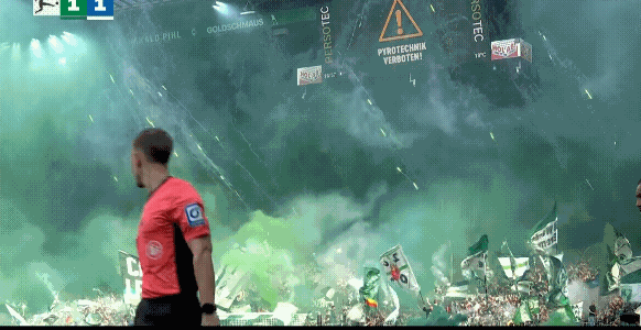 德甲不来梅和汉堡比赛球迷现场放起了烟花，我们联赛看个球充电宝甚至饮料矿泉水都不让