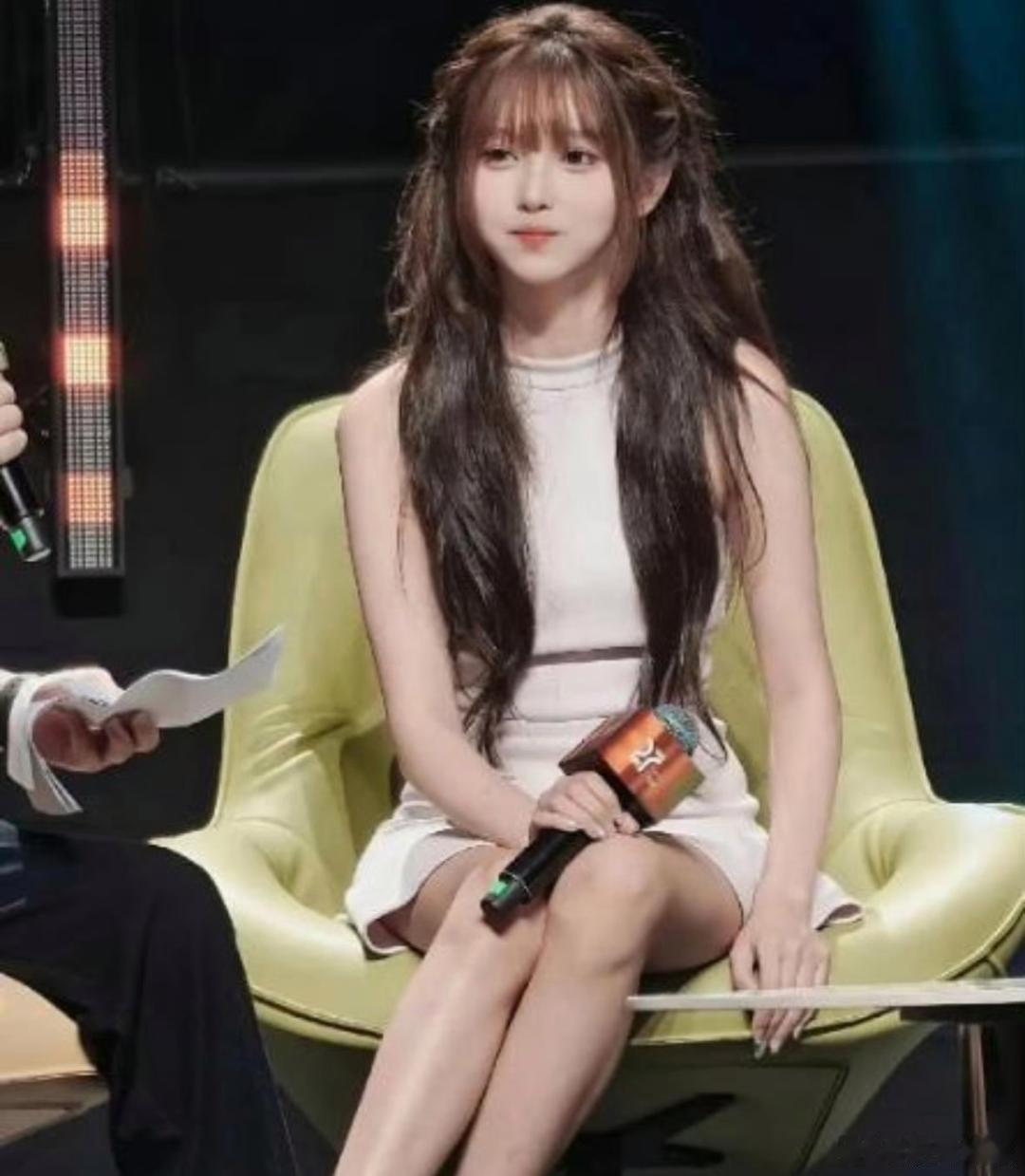 从没见过这么好看的女生，这长相斩男又斩女 
