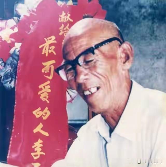 1990年，李玉安送子当兵遭拒，迫不得已重返老部队说明身份：自己竟是40年前被登
