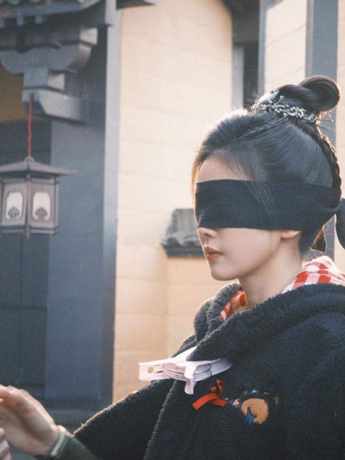 白鹿元宵节的片场小花絮  白鹿李佩仪元宵节片场花絮 谁能不被白鹿的片场花絮圈粉，