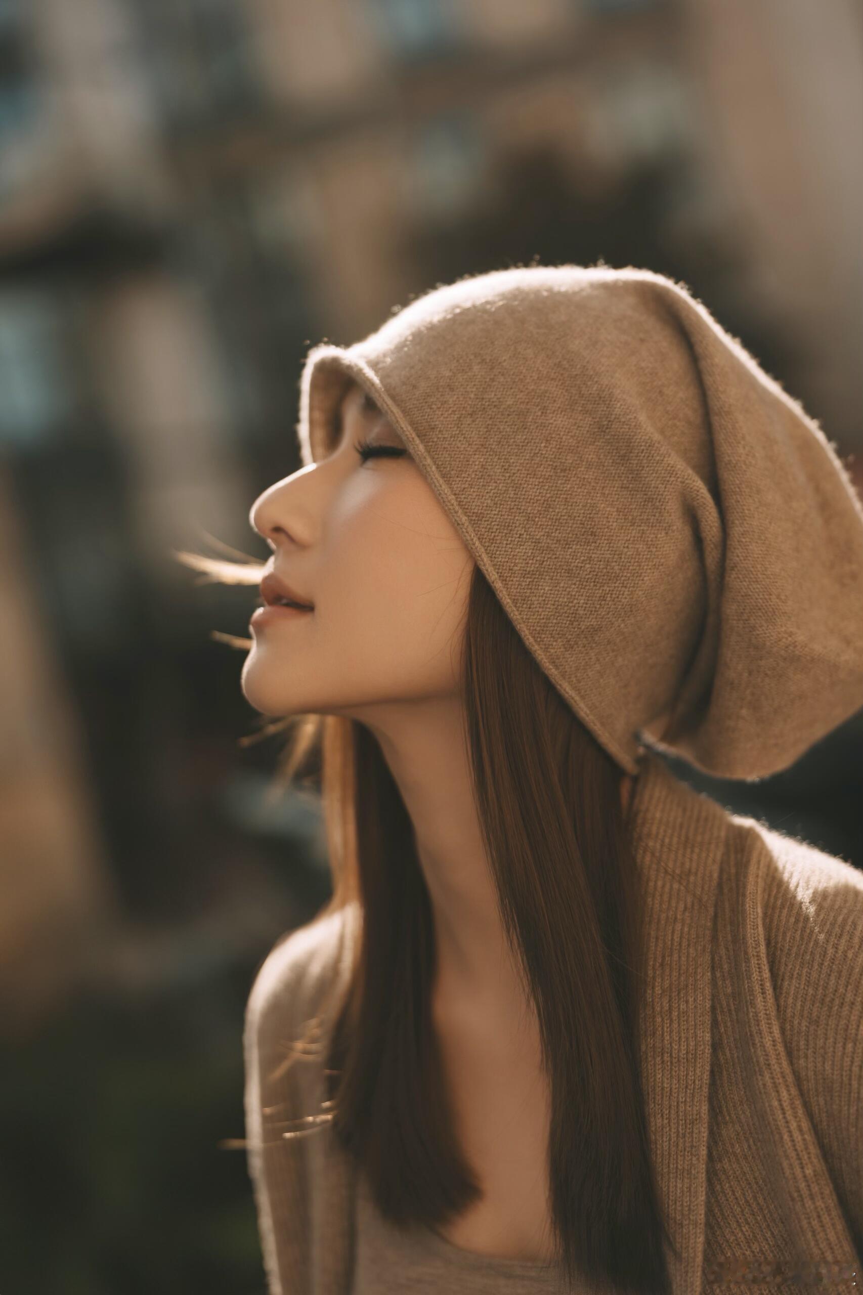 豪门家宴的隐形排场原来藏在了何超莲的日常座驾里。刷到她在澳门的出行vlog，乘坐