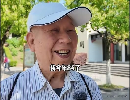 5月14日，河南郑州一84岁老人在老伴80岁生日当天第一次对老伴说:“我爱你！”