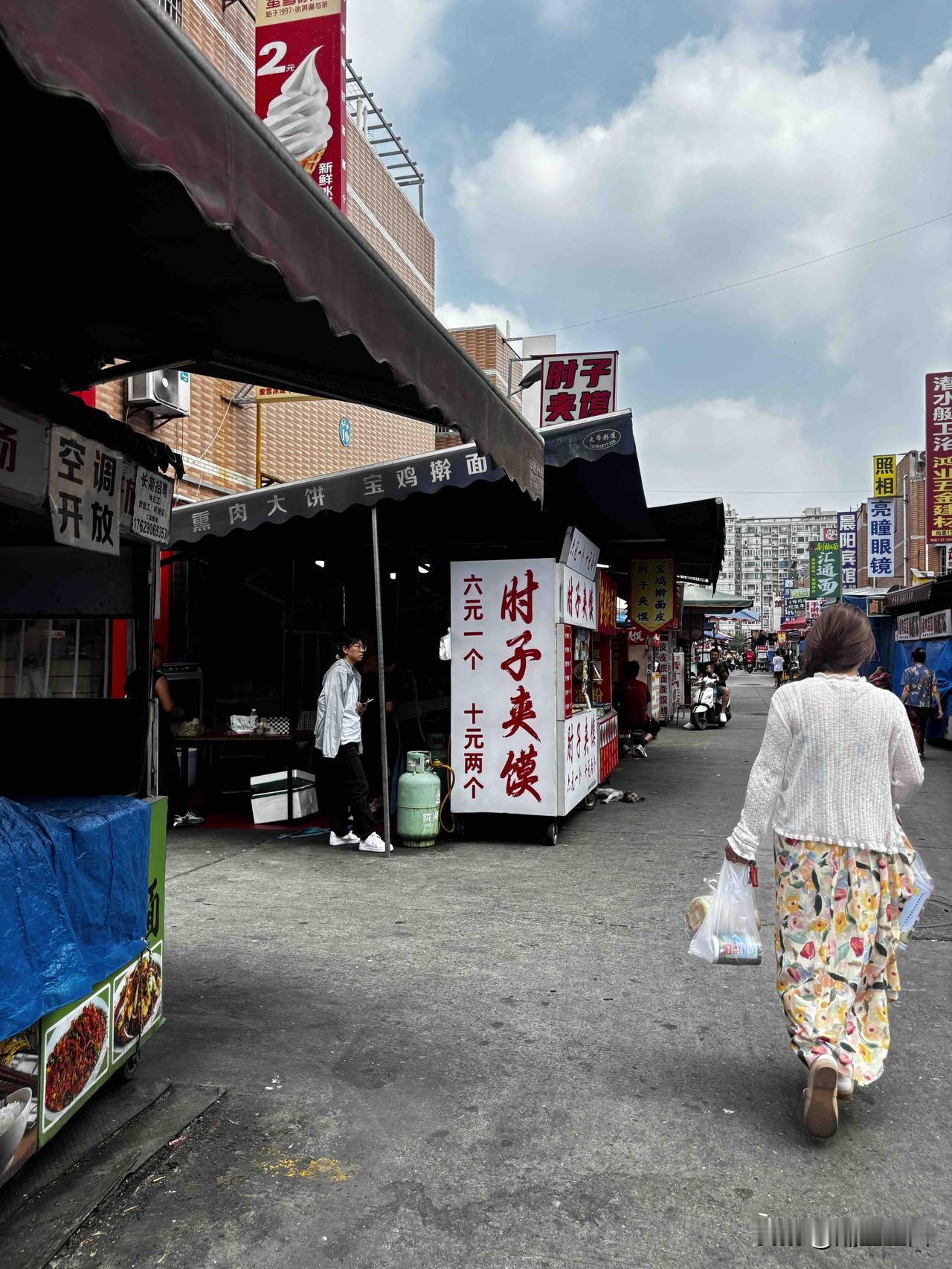 西安甘家寨社区随拍，这里是外卖店比较集中的地方，原来的老村没在这里，这是给村民盖