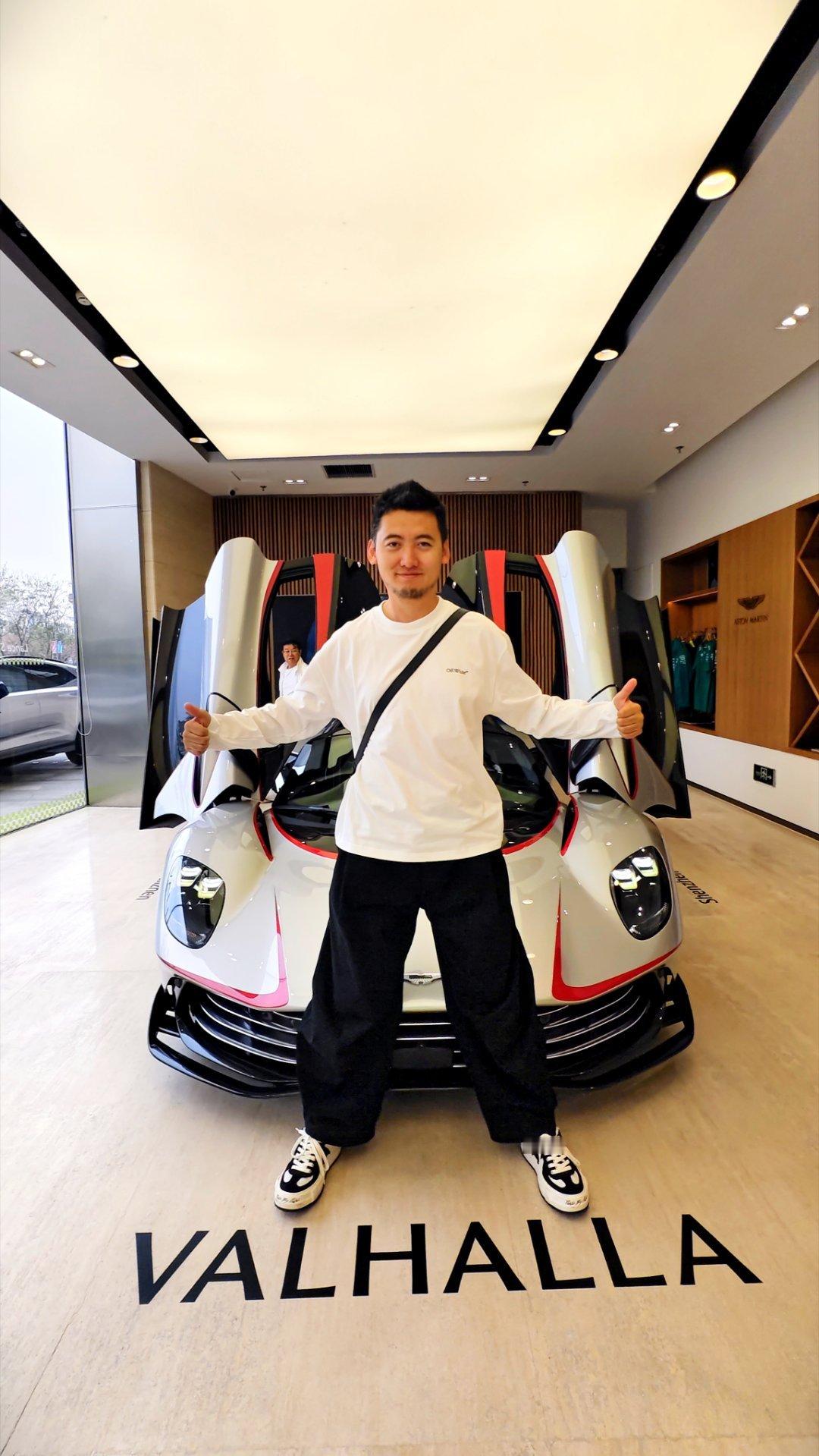 4个过千的神车阿斯顿马丁Valhalla量产真车到深圳湾1号阿斯顿马丁展厅啦~1