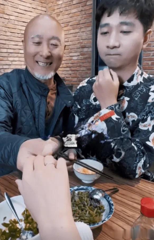 2月14日是一个浪漫的节日，今天是情人节。很多人会在这一天给心爱的人买礼物，两个