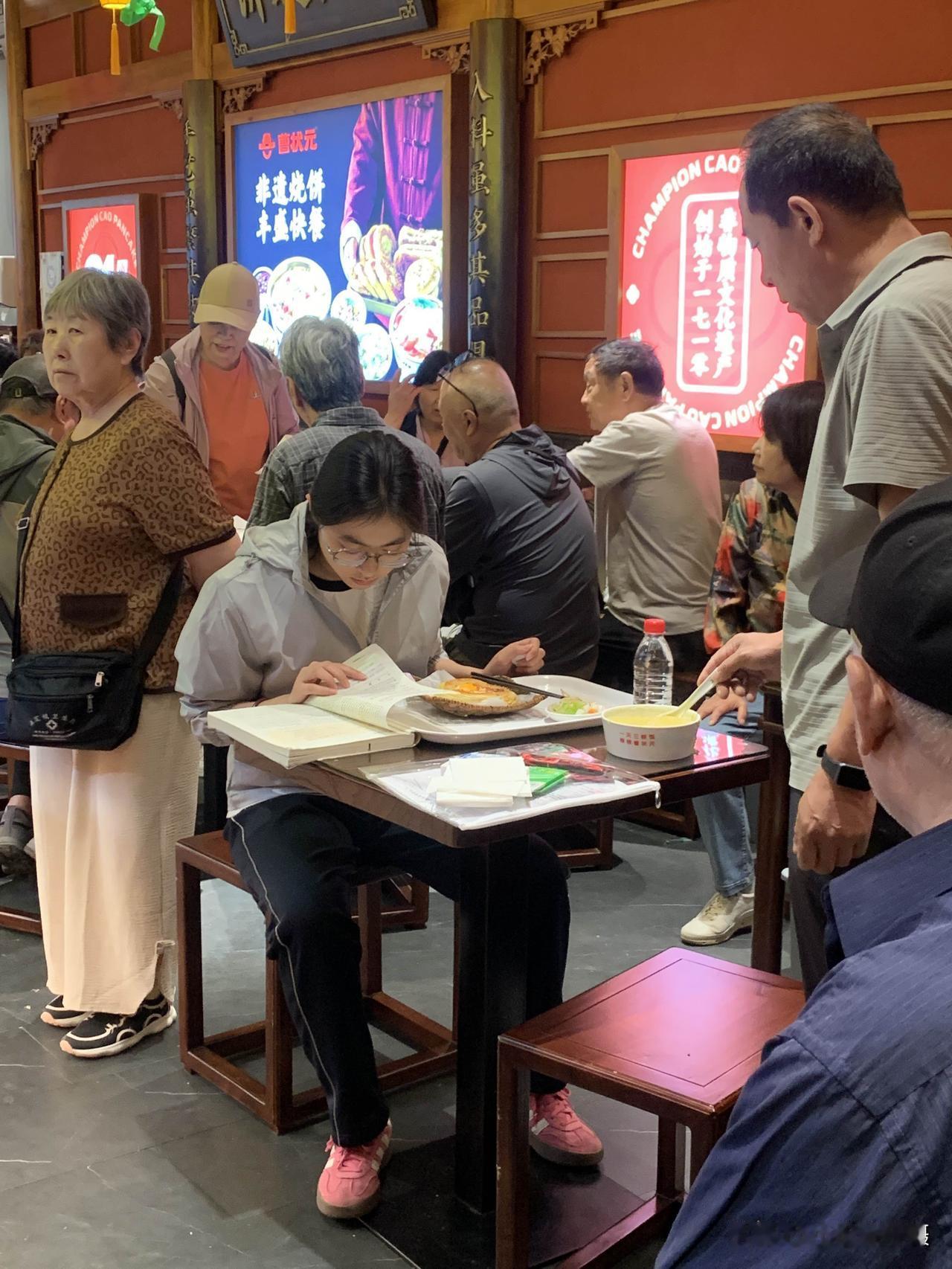 高考首日，也就是今天早上骑行后在正定县城某餐馆就餐过程中偶遇一位父亲对即将参加高