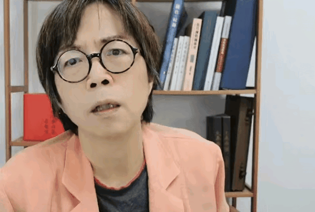 郭正亮说得对！黄智贤最近一段时间的各种说词，只批蓝不批绿，就是为她哥哥拼上位。