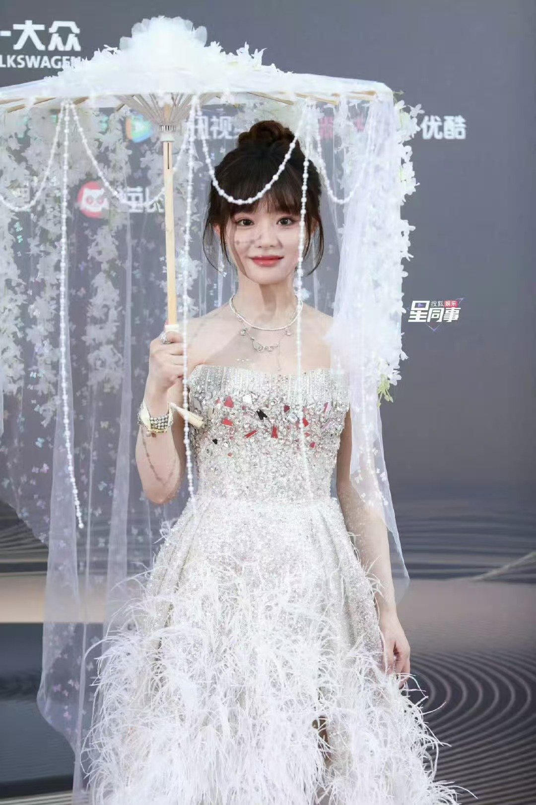 红毯之上，黄霄云 古风画里走出来的谪仙用颜值和气质诠释东方美，宛如从《簪花仕女图