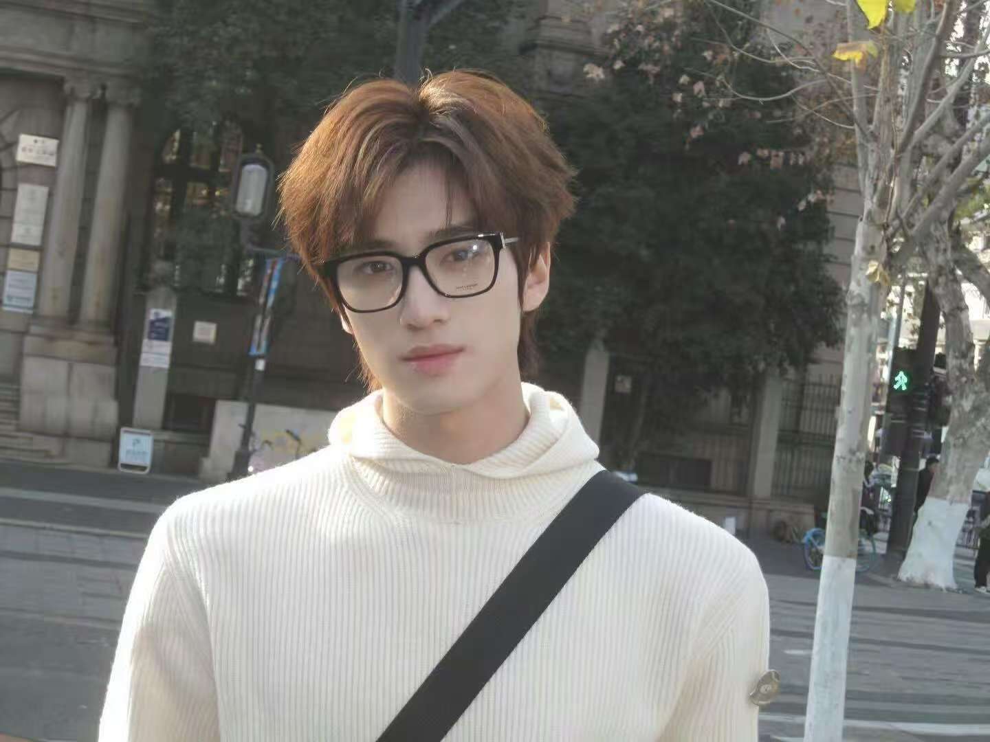 张康乐白色高领毛衣张康乐冬日营业 张康乐冬日营业，完全温柔学长。 