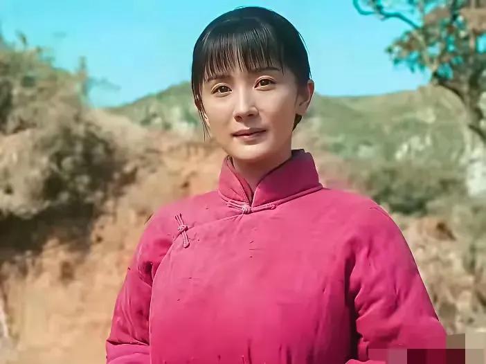 杨幂表情木木的，好像做不了复杂的表情。估计杨幂的脸是整容后遗症闹的。杨幂在电视剧