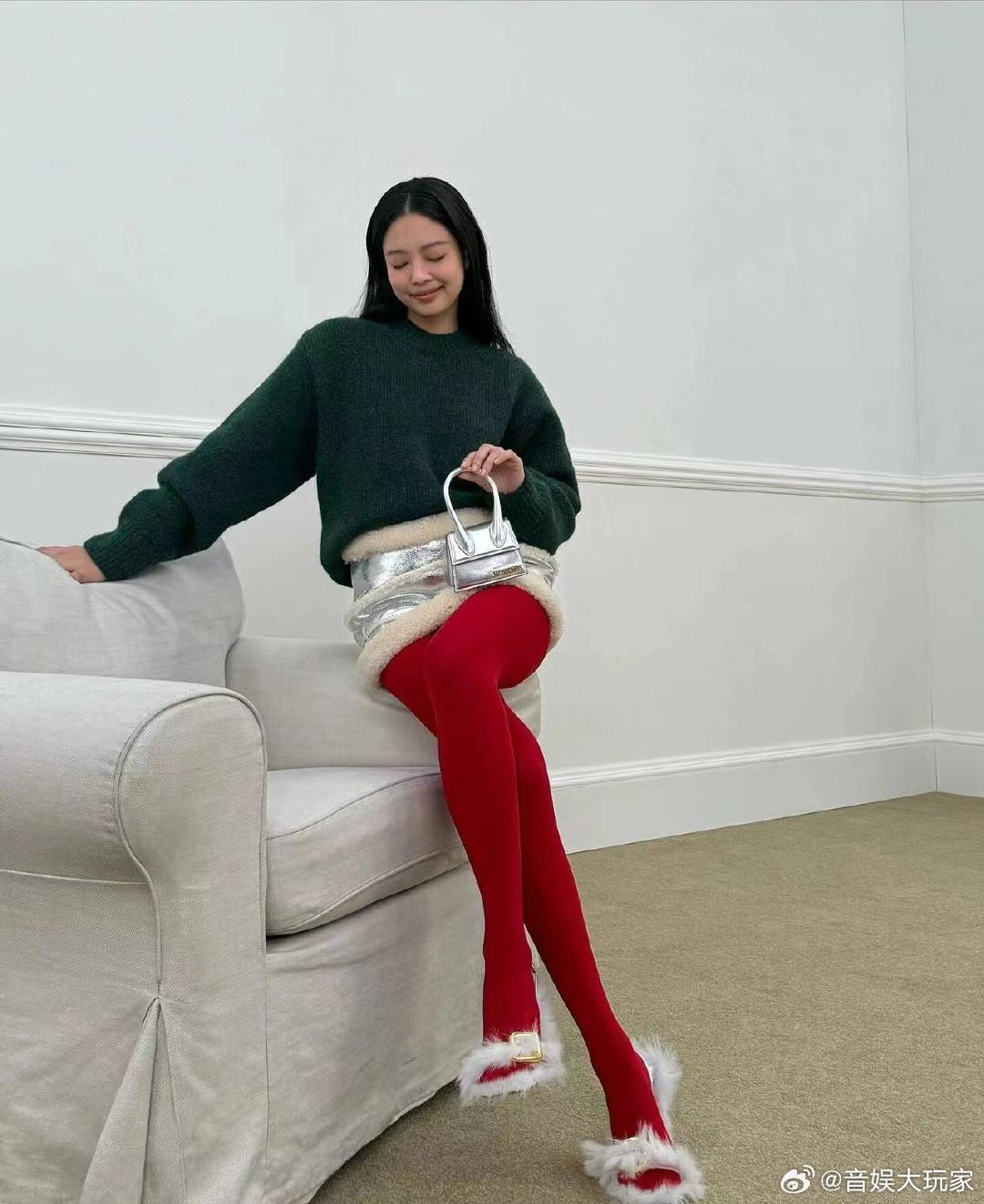 #jennie又穿了红秋裤##jennie与狗狗合拍#  迷惑的时尚 ​​​