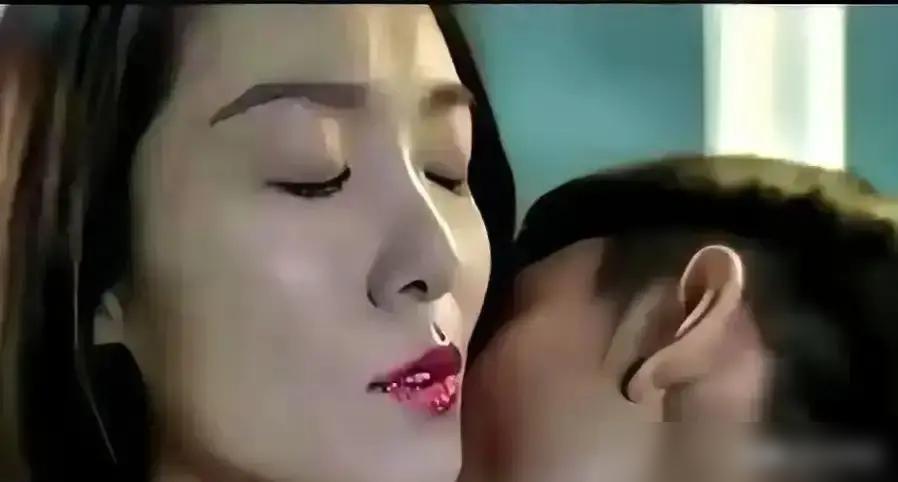 导演一喊停，张一山把舌头伸进已婚的齐溪嘴里，下一秒他脸色煞白，连鞠了三个躬。