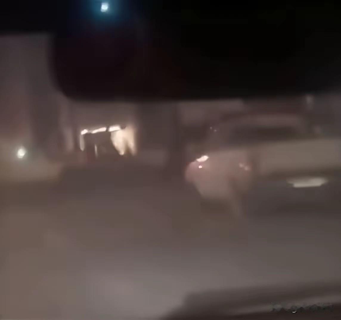 伊朗在通往沙赫尔哈塔姆·安比亚医院的道路上设立了军事检查站，因为遭到美军空袭之后