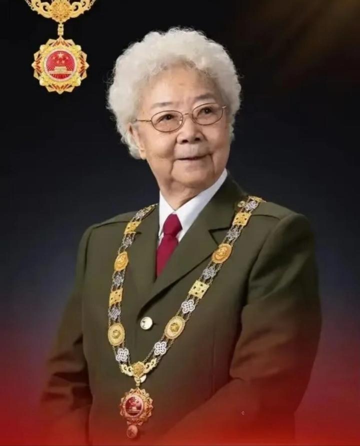 很多人记得《白毛女》里不屈的喜儿，她的扮演者田华，是家喻户晓的老艺术家，也是“人