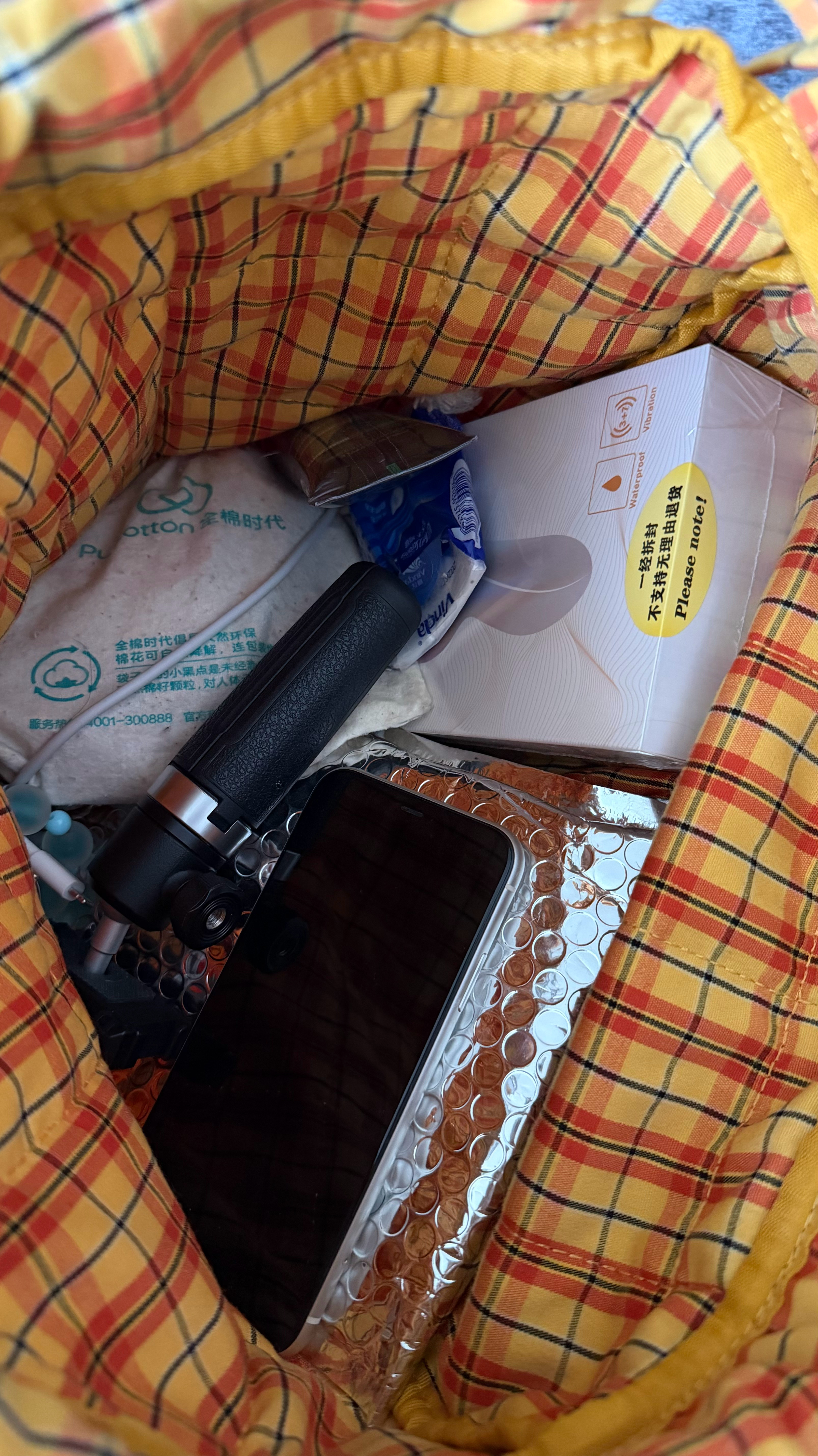 拿着一包子玩具去工作了[兔子][兔子]就是出门了才发现忘记拿qqny了[单身狗]