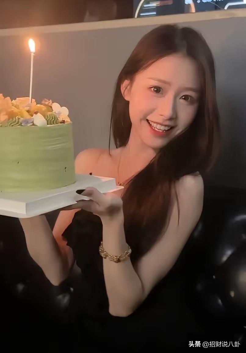 王晓慧要上央视中秋晚会了，已经去彩排了，她应该是决定进圈了。

她现在要把结婚的