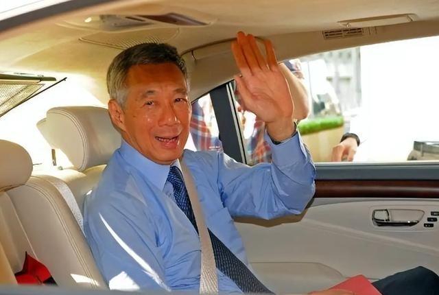 李显龙这次来中国，曾是想拉拉关系、谈谈合作的。结果他前脚刚走，后脚他们家官媒《联