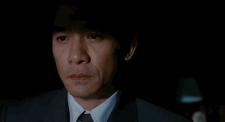 《色，戒》的最后一个镜头，梁朝伟连影子都在演戏。 ​连影子也在表达不舍 ​​​