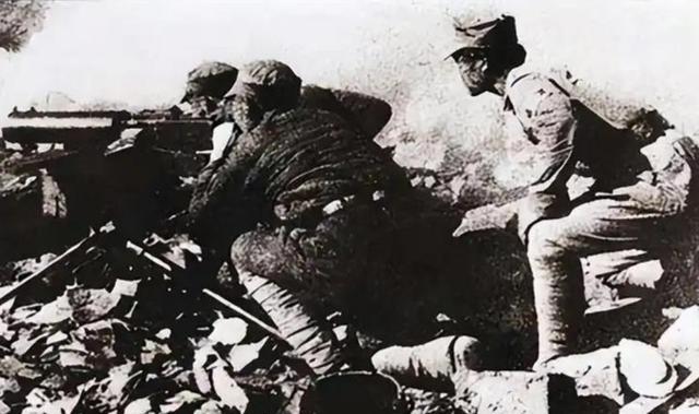 1938年，万家岭战后，漫山遍野都是腐烂的尸体，无人愿意打扫战场，一个乞丐主动前