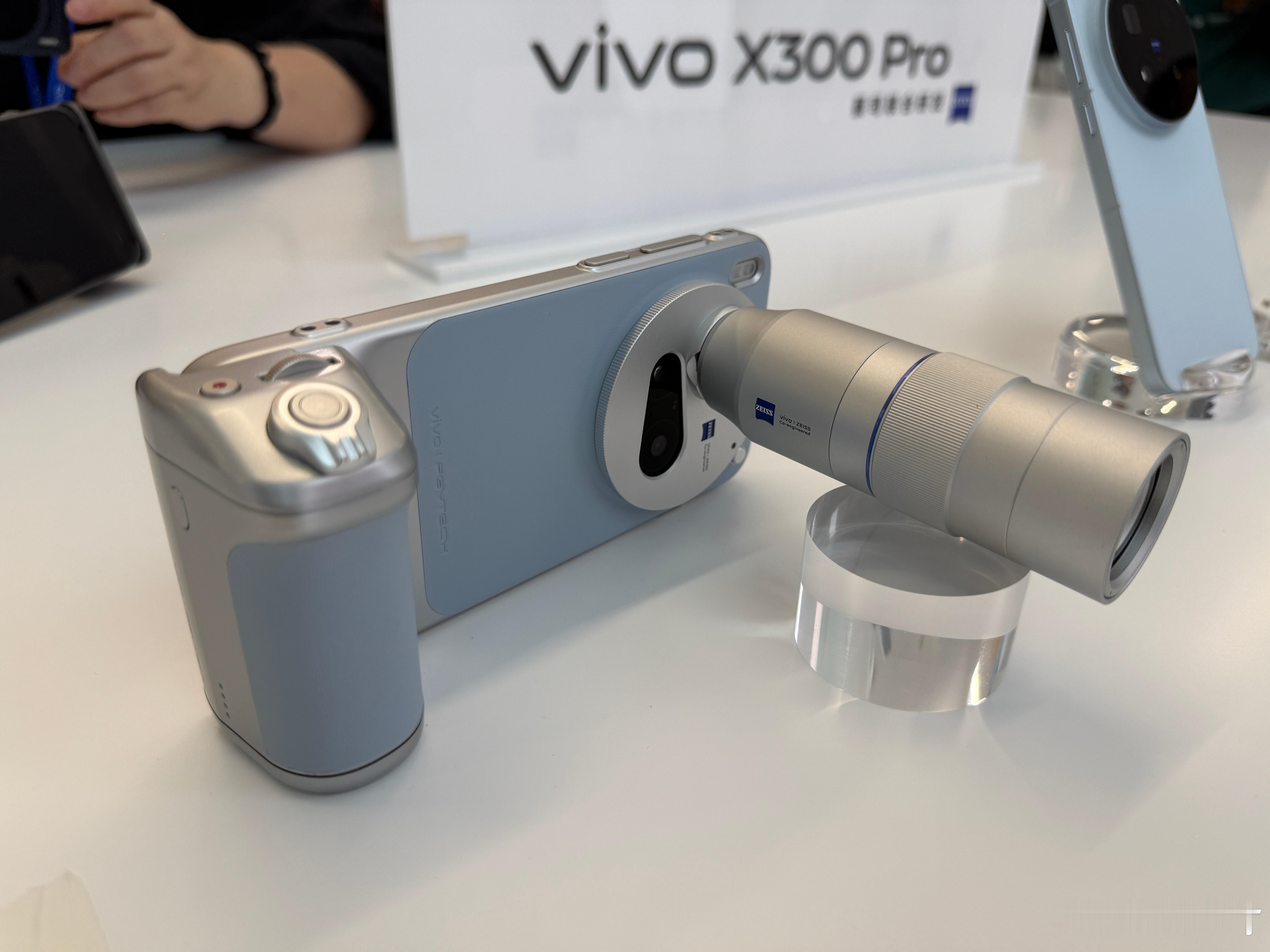 从抽屉里翻出人生第一部翻盖手机，到如今用折叠屏处理所有工作；从2G时代一条短信发