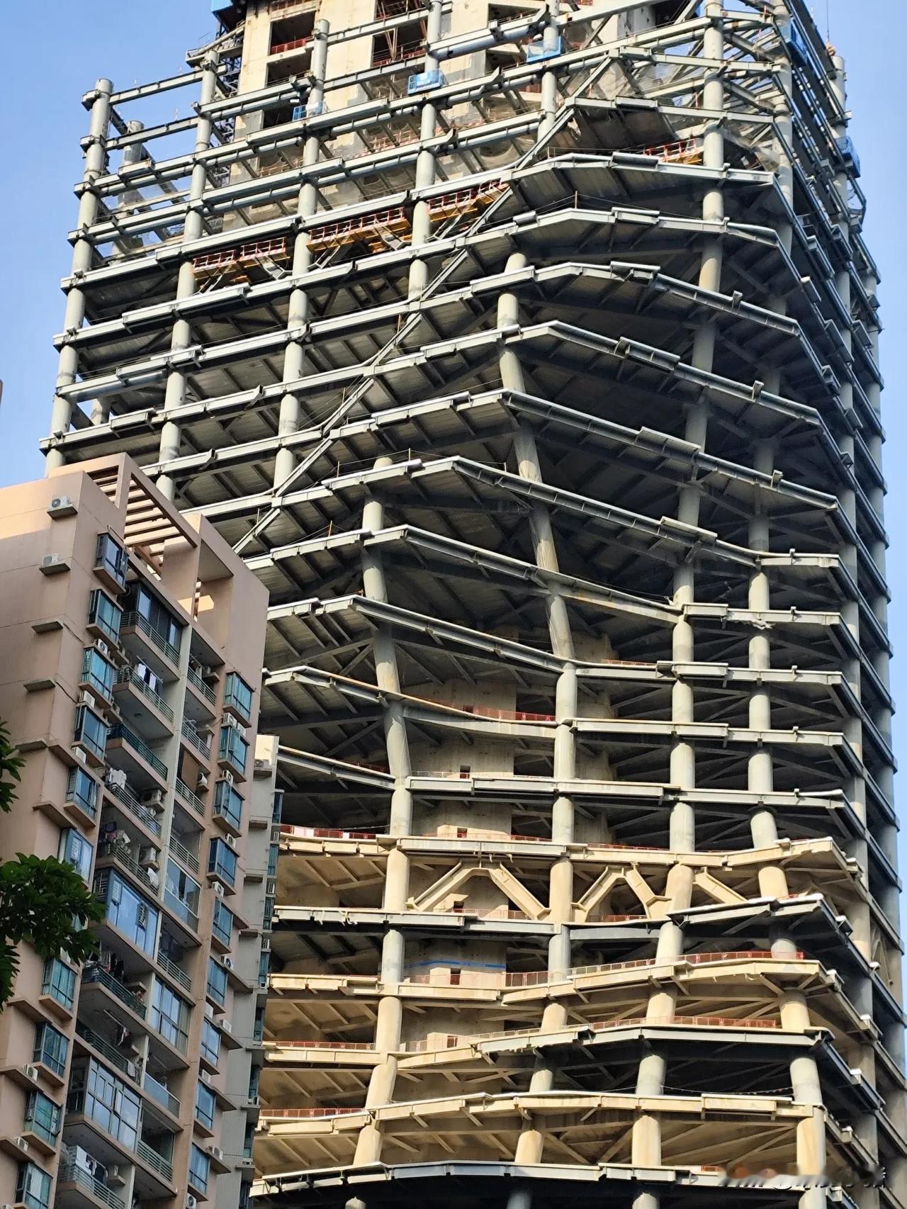 #秋日生活打卡季#这栋大楼建筑设计有意思