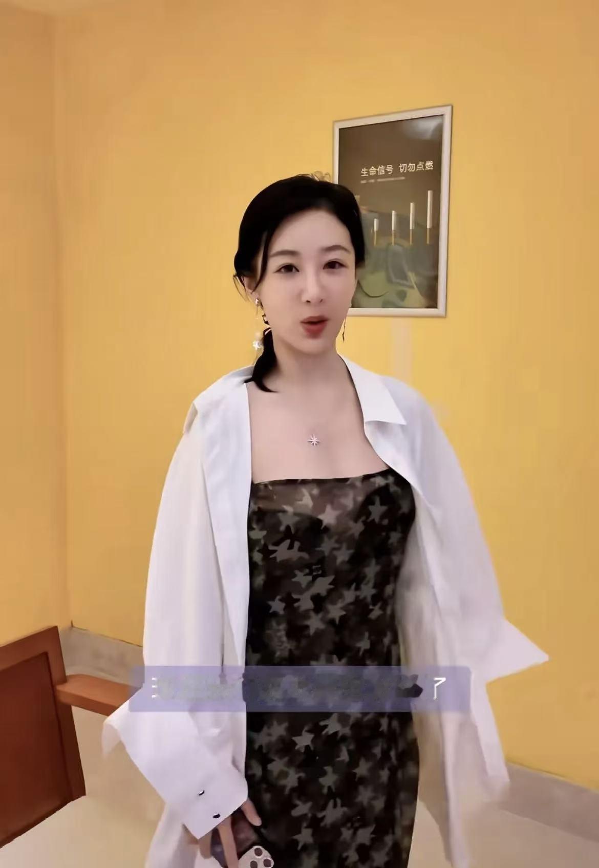 杨紫的度假小日常！

10月10日，杨紫在亚龙湾的度假小日常出来了。她住的这个酒
