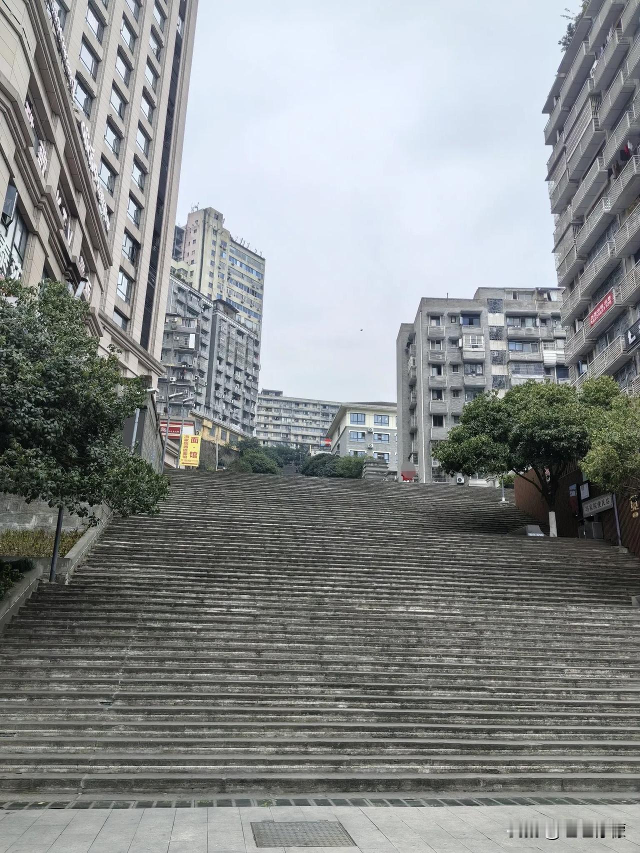 从万州三峡中心医院附近走路到海托大厦，海托大厦这段比较热闹，以中老年为主，乘坐公