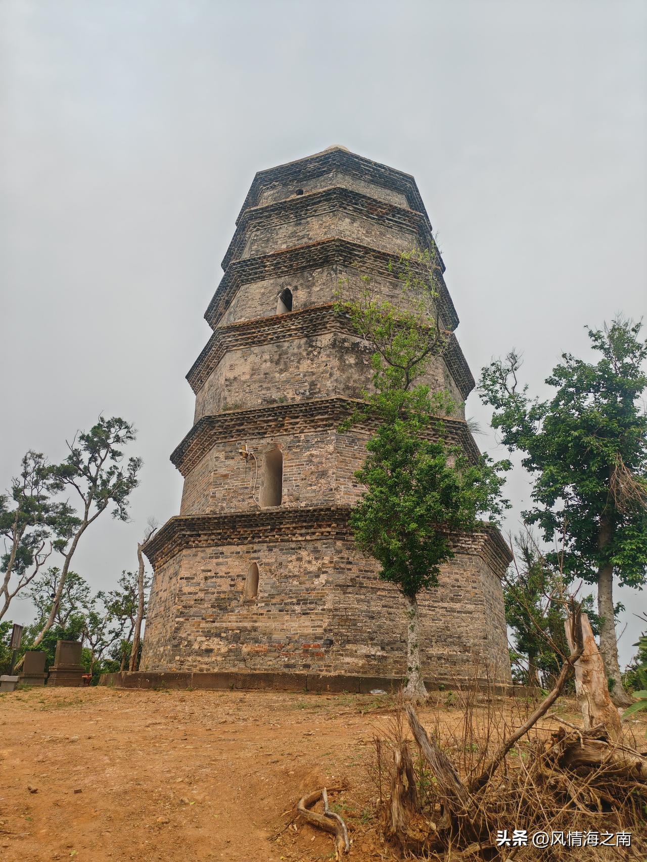 文昌斗柄塔，矗立在七星岭主峰、登临塔顶眺望琼州海峡一览无余。明代定安籍礼部尚书王